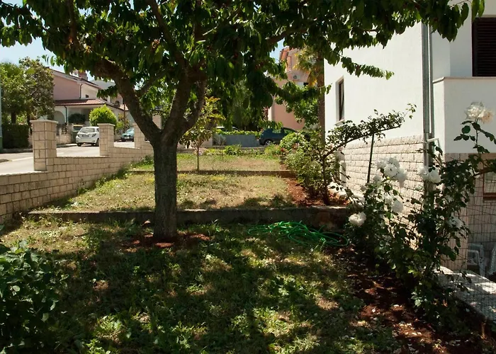 Laura's Facing The Garden *