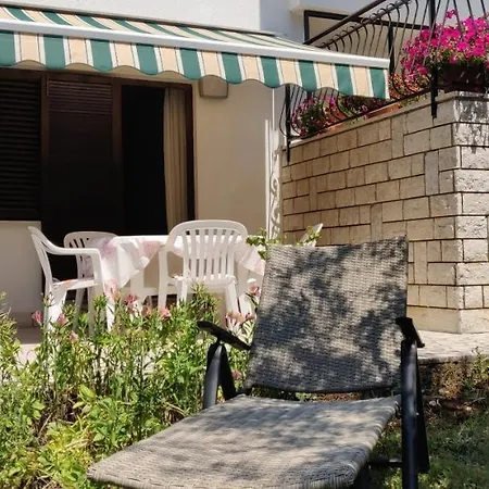 Laura's Facing The Garden Apartment Porec