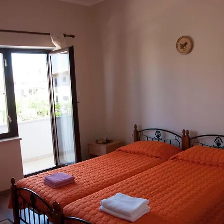 Laura's Facing The Garden דירה פורץ