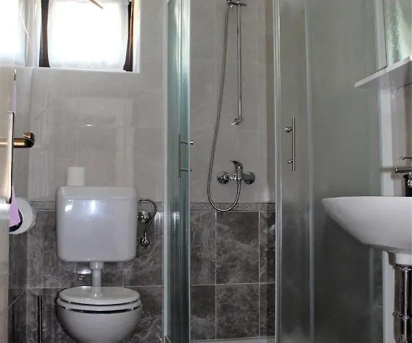 Laura's Facing The Garden * פורץ