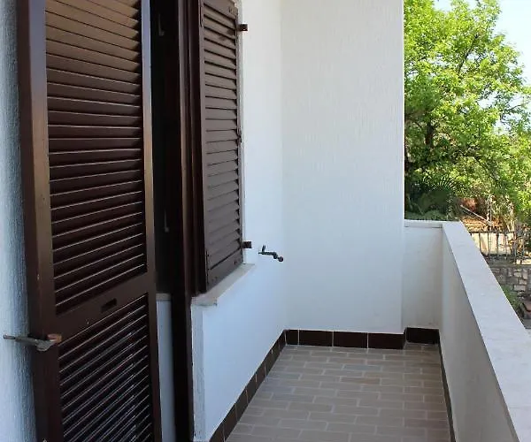 דירה Laura's Facing The Garden פורץ