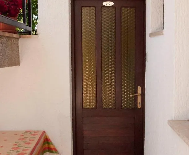 Laura's Facing The Garden דירה