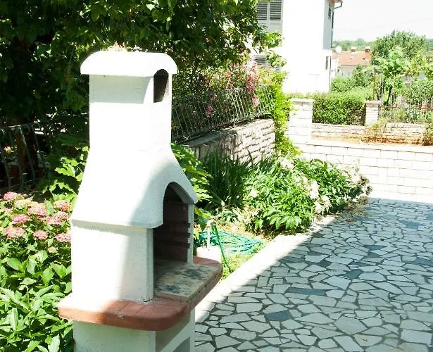 Laura's Facing The Garden דירה